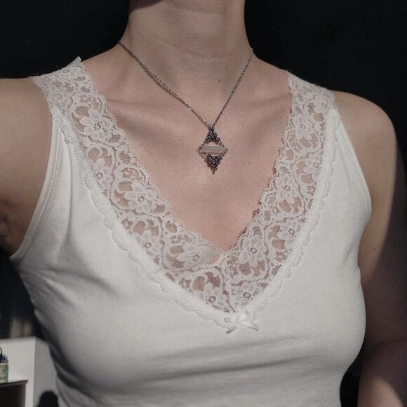 Gothic fairy crystal diamond-shape necklace with a small silver chain - Picture 3 of 8